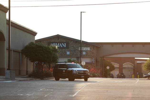 Bilder des Jahres 2023, News 05 Mai News Themen der Woche KW18 News Bilder des Tages 9 Dead In Texas Outlet Mall Shooting On the morning of Sunday, May 7, 2023, police officers can be seen blocking the entrances to Allen Premium Outlets, an outlet mall near Dallas, after a shooting took 9 lives the day prior. Allen, Texas United States  Copyright: xReginaldxMathalonex originalFilename: mathalone-notitle230507_npYra.jpg