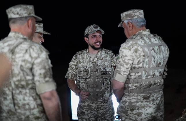 Bilder des Jahres 2023, Entertainment 05 Mai Entertainment Themen der Woche KW18 Crown Prince Al Hussein attends a night military drill, conducted as part of the graduation of the 12th advanced tactical aviation course Crown Prince Al Hussein attends a night military drill, conducted as part of the graduation of the 12th advanced tactical aviation course in Jordan on May 7, 2023. Photo by Royal Hashemite Court apaimages Amman Amman Jordan 070523_JORDAN_RHC_00 (5) Copyright: xapaimagesxRoyalxHashemitexCourtxx xapaimagesx