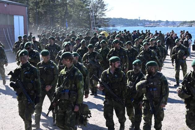 STOCKHOLM 20230508 Soldater ur 5:e amfibiebataljonen star uppställda under militärövningen Aurora 23 där svenska amfibiesoldater övar anfall med Royal Marines pa Korsö i Stockholms skärgard under mandagen. Stockholm Sverige x10080x *** STOCKHOLM 20230508 Soldiers from the 5th Amphibious Battalion stand in position during the military exercise Aurora 23 where Swedish amphibious soldiers practice attacks with Royal Marines on Korsö in the Stockholm archipelago on Monday Stockholm Sweden x10080x  Copyright: xFredrikxSandberg TTx AURORA 23 KORSÖ TTABB0000000000184632