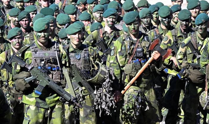 STOCKHOLM 20230508 Soldater ur 5:e amfibiebataljonen star uppställda under militärövningen Aurora 23 där svenska amfibiesoldater övar anfall med Royal Marines pa Korsö i Stockholms skärgard under mandagen. Stockholm Sverige x10080x *** STOCKHOLM 20230508 Soldiers of the 5th Amphibious Battalion stand in position during the military exercise Aurora 23 where Swedish amphibious soldiers practice attacks with Royal Marines on Korsö in the Stockholm archipelago on Monday Stockholm Sweden x10080x  Copyright: xFredrikxSandberg TTx AURORA 23 KORSÖ TTABB0000000000184637