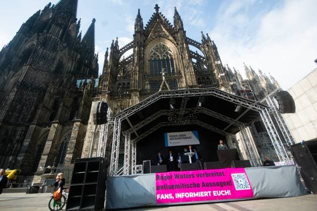 Rally Against Roger Waters Concert In Cologne Henriette Reker, cologne mayor, speaks during the rally in front of Dom Cathedral and protest against Roger Waters s concert in Cologne, Germany on May 8, 2023 as he was accused of by frankfurt counceil of being antisemite and long standing of opponent of Israel as apartheid state Cologne Germany  Copyright: xYingxTangx originalFilename: tang-notitle230508_npFO0.jpg