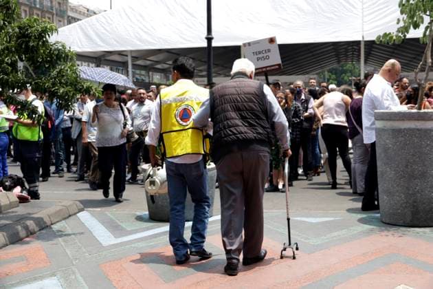 May 8, 2023, Mexico City, Mexico: The Mexico City government reported that human error activated the seismic alert in some parts of the city and caused evictions. In the picture, people evicted at the Zocalo in Mexico City. on May 8, 2023 in Mexico City, Mexico Mexico City Mexico - ZUMAe321 20230508_zia_e321_048 Copyright: xLuisxBarronx