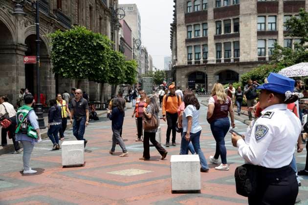 May 8, 2023, Mexico City, Mexico: The Mexico City government reported that human error activated the seismic alert in some parts of the city and caused evictions. In the picture, people evicted at the Zocalo in Mexico City. on May 8, 2023 in Mexico City, Mexico Mexico City Mexico - ZUMAe321 20230508_zia_e321_049 Copyright: xLuisxBarronx