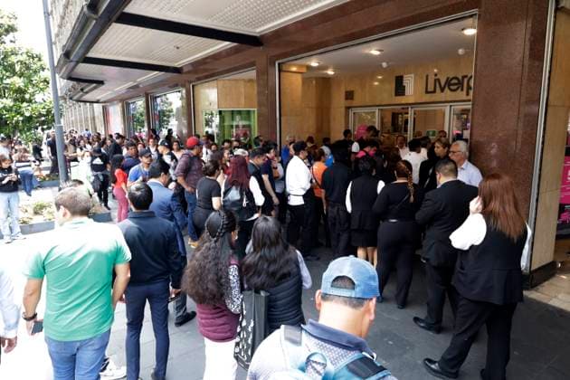 May 8, 2023, Mexico City, Mexico: The Mexico City government reported that human error activated the seismic alert in some parts of the city and caused evictions. In the picture, people evicted from a department store in the Zocalo in Mexico City. on May 8, 2023 in Mexico City, Mexico Mexico City Mexico - ZUMAe321 20230508_zia_e321_052 Copyright: xLuisxBarronx