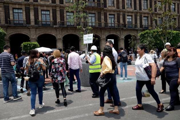 May 8, 2023, Mexico City, Mexico: The Mexico City government reported that human error activated the seismic alert in some parts of the city and caused evictions. In the picture, people evicted at the Zocalo in Mexico City. on May 8, 2023 in Mexico City, Mexico Mexico City Mexico - ZUMAe321 20230508_zia_e321_053 Copyright: xLuisxBarronx