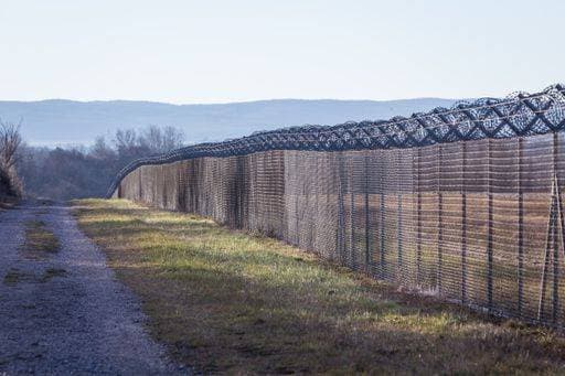 A large and dense barbed wire on a metal mesh fence *** einer großformatig und dichtem barbed Draht am einer Metall Masche Zaun 4125798