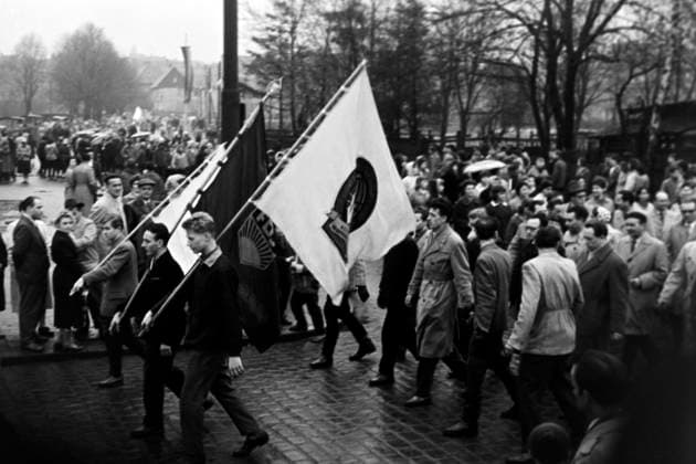 Zu Besuch in Thüringen Kundgebung der FDJ, möglicherweise zum Gedenken an den Geburtstag von Ernst Thälmann, Weimar 1960. FDJ rally, possibly commemorating the birthday of Ernst Thälmann, Weimar 1960., Deutschland Copyright: ErichxAndres EAN_6219150