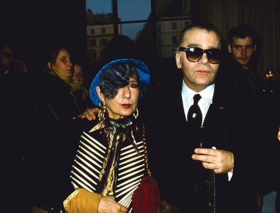 Modejournalistin Anna Piaggi mit Karl Lagerfeld bei der Chanel Modenschau in Paris, Frankreich 1993. Copyright: HartwigxValdmanis Nur redaktionelle Nutzung. Editorial usage only. VAL_720001155