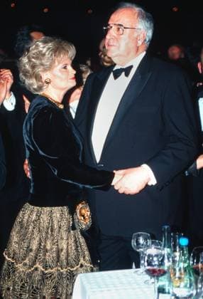 Bundeskanzler Helmut Kohl mit Ehefrau Hannelore auf dem Bundespresseball in Bonn, Deutschland 2001 Copyright: HartwigxValdmanis Nur redaktionelle Nutzung. Editorial usage only. VAL_720001383