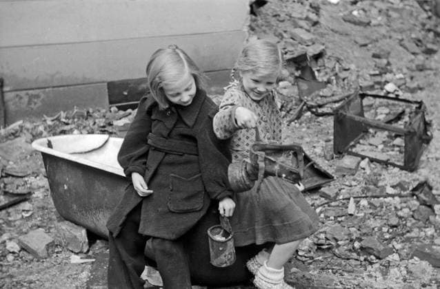 Kinder spielen in den Trümmern Kinder spielen in den Trümmern der zerbombten Innenstadt von Berlin, Deutschland 1947., Berlin Copyright: Kindermann Nur redaktionelle Nutzung. Editorial usage only. KIN_7401000774 EDITORIAL USE ONLY