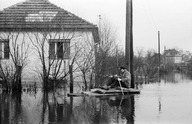 Die Wuhle bringt Hochwasser Die Wuhle, ein kleiner Nebenfluss der Spree, bringt Hochwasser nach Kaulsdorf im Bezirk Marzahn-Hellersdorf, hier paddelt ein Mann auf einem notdürftig zusammengeschusterten Floss über die gefluteten Straßen, Berlin, Deutschland 1947., Berlin Copyright: Kindermann Nur redaktionelle Nutzung. Editorial usage only. KIN_7401000854 EDITORIAL USE ONLY