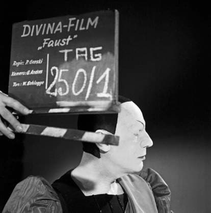 Faust Faust, Spielfilm nach dem Stück von Johann Wolfgang von Goethe, Deutschland 1960, Regie: Peter Gorski, Darsteller: Gustaf Gründgens vor Regieklappe, Hamburg Copyright: Kindermann Nur redaktionelle Nutzung. Editorial usage only. KIN_7401001628 EDITORIAL USE ONLY