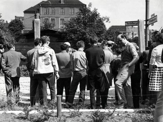 Schülergruppe am Stacheldrahtzaun Eine Schülergruppe am Stacheldrahtzaun an der innerdeutschen Grenze in Berlin, Deutschland 1961., Berlin Copyright: Kindermann Nur redaktionelle Nutzung. Editorial usage only. KIN_7402001019 EDITORIAL USE ONLY