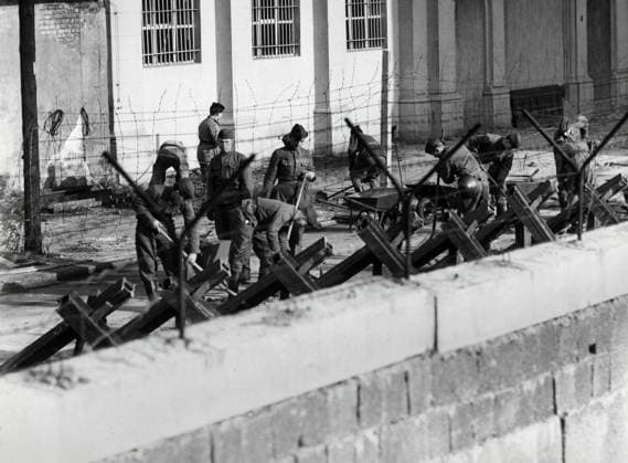 Spanische Reiter, Panzersperren, Laufgräben und Steinwälle Original-Bildunterschrift: Spanische Reiter, Panzersperren, Laufgräben und Steinwälle gehen mitten durch Deutschlands Hauptstadt Berlin. Seit den gestrigen Abendstunden sind mehrere tausend Menschen - wohnhaft in Ost-Berlin - damit beschäftigt, die seit dem 13. August quer durch Berlin gehende Mauer weiter zu verstärken und auszubauen. Tarnnetze und Laufgräben, Panzersperren und Spanische Reiter versinnbildlichen aufs Anschaulichste de Deutsche Demokratische Republik , bzw. den Freien Sektor Berlins , hier an der Zimmerstrasse, zwischen Friedrich- und Wilhelmstrasse. Berlin, Deutschland 1961., Berlin Copyright: Kindermann Nur redaktionelle Nutzung. Editorial usage only. KIN_7402001050 EDITORIAL USE ONLY