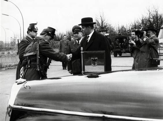Bundesaußenminister Dr. Schröder Original-Bildunterschrift: Bundesaußenminister Dr. Schröder informiert sich an Ort und Stelle - Einen Tag, ehe der neue deutsche Aussenminister Dr. Gerhard Schröder mit Bundeskanzler Dr. Adenauer zur Erörterung der schwierigen politischen Lage nach Washington fliegt, besuchte er Berlin, um sich an Ort und Stelle einen unmittelbaren Eindruck der Lage in Berlin schaffen zu können, hier am Brandenburger Tor. Bei seiner Fahrt entlang der Schandmauer wurde er vom persönlichen Referenten des derzeit erkrankten Regierenden Bürgermeisters von Berlin, Schulz, und dem Kommandant der Berliner Schutzpolizei, Erich Duensing (in Uniform) begleitet; Berlin, Deutschland 1961., Berlin Copyright: Kindermann Nur redaktionelle Nutzung. Editorial usage only. KIN_7402001069 EDITORIAL USE ONLY
