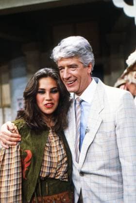 Unter m Regenbogen Unter m Regenbogen, Fernsehspecial zu Silvester 1983, Mitwirkende: Rudi Carrell als Moderator mit Assistentin Tina Riegel, der Eiskunstläuferin., Deutschand Copyright: kpa kpa_55009947 EDITORIAL USE ONLY