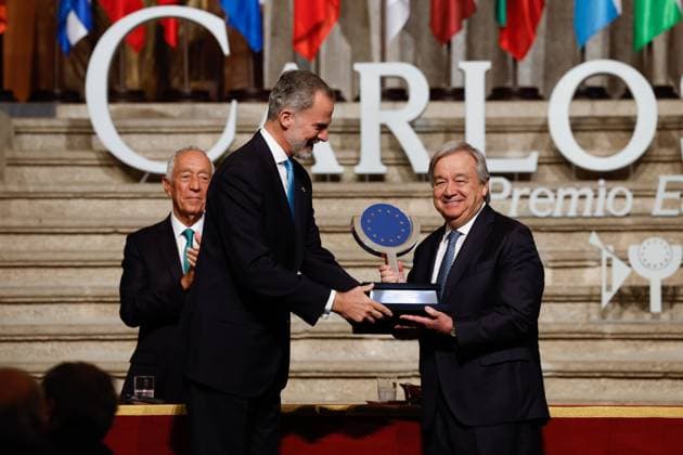 Bilder des Jahres 2023, Entertainment 05 Mai Entertainment Themen der Woche KW19 Entertainment Bilder des Tages Spain s King Felipe VI presents the Carlos V European Award to UN Secretary General, Portuguese Antonio Guterres (R), at Yuste Monastery in Caceres province, western Spain, 09 May 2023, as Portugal s President Marcelo Rebelo de Sousa (L-back) looks on. King Felipe to chair Carlos V European Award awarding ceremoy !ACHTUNG: NUR REDAKTIONELLE NUTZUNG!  Copyright: xJ.J.xGuillenx GRAF5959 20230509-e77eb11bcaeb4cc82c37950c22d8ba763a1092aa