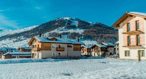 The Alpine houses with snow in the ski resort of Livigno with mountains in the background *** der Alpin Häuser mit Schnee ÊIn der Schi Erholungsort des Livigno mit Gebirge ÊIn der Hintergrund 4190669