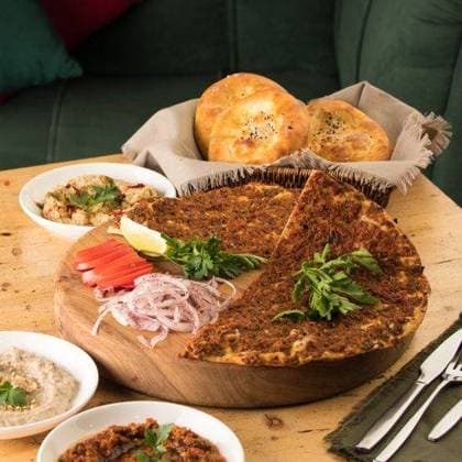 A gourmet Lahmacun dish on a restaurant table *** einer gourmet Lahmacun dish am einer Gaststätte Tisch 4201892