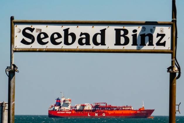 Ein LNG-Schiff der niederlaendischen Reederei Anthony Veder, Rotterdam, faehrt auf dem Wasser der Ostsee am 09.05.2023 in der Naehe der Insel Ruegen beim Seebad Binz. An LNG ship of the Dutch shipping company Anthony Veder, Rotterdam, drives on the water of the Baltic Sea on May 9th, 2023 near the island of Ruegen near the seaside resort of Binz. search: Deutschland MeckPom Mecklenburg Niederlande Holland Ostdeutschland Norddeutschland Ostsee Sellin Hafen Mukran Sassnitz Vorpommern Wirtschaft Energiewirtschaft Mecklenburg-Vorpommern Kundgebungen Proteste Fluessiggas Fluessigerdgas Gas Fluessigerdgas Energie Energieversorgung Flüssigerdgas-Terminal Terminal Umweltschutz Klimaschutz Erderwaermung Urlaubsregion Tourismus Tourismus-Erhalt