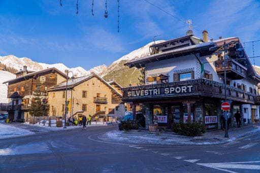 RECORD DATE NOT STATED The traditional alpine houses with shops and people *** der traditionelle Alpin Häuser mit Geschäfte und Personen 4270227