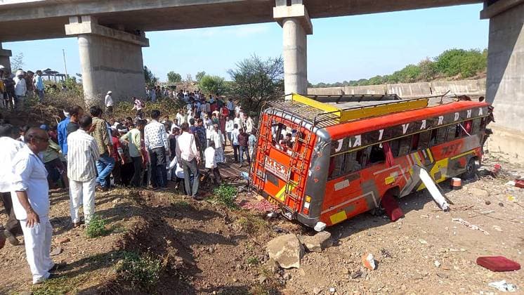 Bilder des Jahres 2023, News 05 Mai News Themen der Woche KW19 News Bilder des Tages Indien, Bus-Unfall in Bhopal (230509) -- BHOPAL, May 9, 2023 -- People gather near the wreckage of a passenger bus in the Khargone district of India s central state of Madhya Pradesh on May 9, 2023. Nearly 20 people died and more than 25 others were injured when a private bus fell off from a bridge in India s central state of Madhya Pradesh on Tuesday, a local lawmaker told Xinhua. (Str Xinhua) INDIA-MADHYA PRADESH-BUS MISHAP JavedxDar 