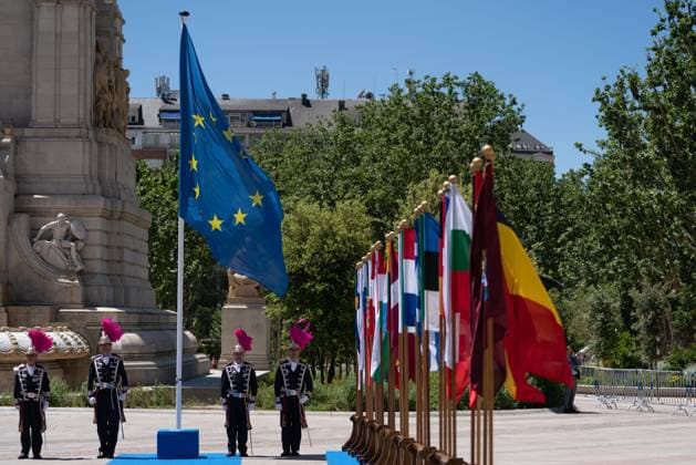 News Themen der Woche KW19 News Bilder des Tages Spanien, Europatag in Madrid May 9, 2023, Madrid, Spain: The European Union flag and the rest of the European countries flags seen being raised during the ceremony. The Madrid City Council has commemorated Europe Day on May 9, as it has done for the last 43 years, with a simple ceremony of raising the European Union flag in Plaza Espana. Madrid Spain - ZUMAs197 20230509_zaa_s197_199 Copyright: xGuillermoxGutierrezxCarrascalx