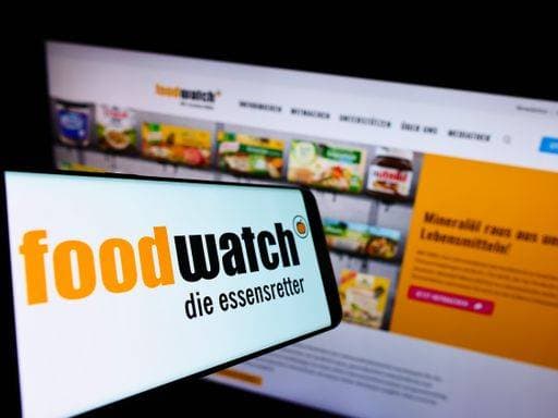 Smartphone with logo of German advocacy group Foodwatch e.V. on screen in front of organization website. Focus on center-right phone display. *** Smartphone mit Schriftzug des Deutsche advocacy Gruppe Foodwatch e V&A am Bildschirm ÊIn vorne des Organisation Webseite Fokus am mitten rechts Telefon Anzeige 4376219