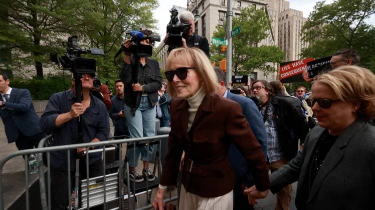 Bilder des Jahres 2023, Entertainment 05 Mai Entertainment Themen der Woche KW19 Entertainment Bilder des Tages USA, E. Jean Carroll gewinnt Prozess wegen sexuellen Missbrauchs gegen Donald Trump May 9, 2023, Manhattan, New York: E. Jean Carroll and her legal team arrive at the Southern District of New York Court early on Tuesday, May 9, 2023, in New York. Manhattan - ZUMAm67_ 20230509_zaf_m67_011 Copyright: xLuizxC.xRibeirox