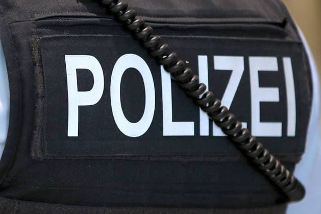 05.05.2023, Wuppertal, Polizeieinsatz Schriftzug in Nahaufnahme Nordrhein-Westfalen Deutschland *** 05 05 2023, Wuppertal, police operation lettering close-up North Rhine Westphalia Germany