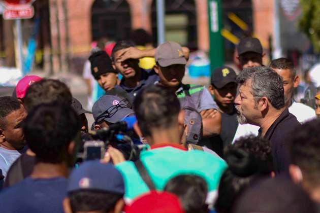 Migrants speak with authorities in El Paso, Texas, USA, 09 May 2023. Several hundred migrants who had illegally crossed the border between Mexico and the United States in recent days voluntarily turned themselves in to the El Paso Border Patrol on Tuesday after a tense day of intimidation by authorities and in the hope of receiving fair treatment. The migrants, mostly Venezuelans, wait their turn in a long line glued to the Border Patrol wall that stands next to the Paso del Norte bridge that connects the two countries. Fear and hope of fair treatment push migrants to turn themselves in El Paso !ACHTUNG: NUR REDAKTIONELLE NUTZUNG!  Copyright: xJonathanxFernandezx AME8333 20230510-5052925b90eacc751e27c8265b6a0df49b987c6f