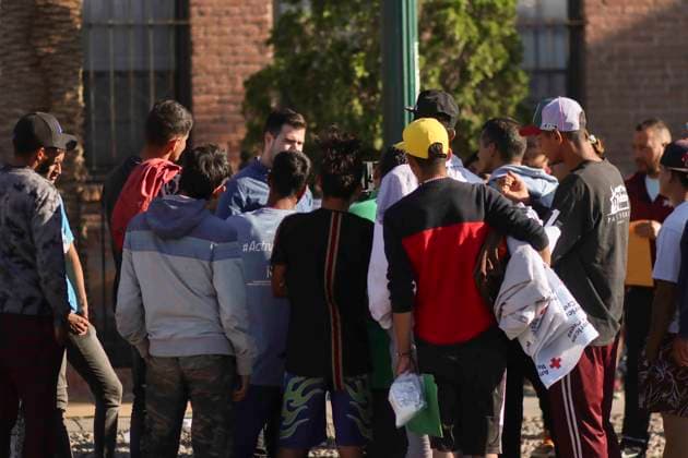 Migrants speak with authorities in El Paso, Texas, USA, 09 May 2023. Several hundred migrants who had illegally crossed the border between Mexico and the United States in recent days voluntarily turned themselves in to the El Paso Border Patrol on Tuesday after a tense day of intimidation by authorities and in the hope of receiving fair treatment. The migrants, mostly Venezuelans, wait their turn in a long line glued to the Border Patrol wall that stands next to the Paso del Norte bridge that connects the two countries. Fear and hope of fair treatment push migrants to turn themselves in El Paso !ACHTUNG: NUR REDAKTIONELLE NUTZUNG!  Copyright: xJonathanxFernandezx AME8347 20230510-97c73612d48cc1a3713b794e534aaf277f333050