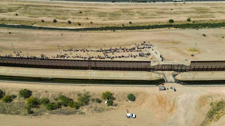 Aerial picture shows hundreds of migrants as they wait for papers next to the border wall in El Paso, Texas, USA, 09 May 2023. Several hundred migrants who had illegally crossed the border between Mexico and the United States in recent days voluntarily turned themselves in to the El Paso Border Patrol on Tuesday after a tense day of intimidation by authorities and in the hope of receiving fair treatment. The migrants, mostly Venezuelans, wait their turn in a long line glued to the Border Patrol wall that stands next to the Paso del Norte bridge that connects the two countries. Fear and hope of fair treatment push migrants to turn themselves in El Paso !ACHTUNG: NUR REDAKTIONELLE NUTZUNG!  Copyright: xJonathanxFernandezx AME8335 20230510-abbd77d356765a2abae21a197a26475952a4c7e3