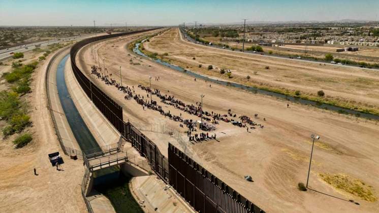 Aerial picture shows hundreds of migrants as they wait for papers next to the border wall in El Paso, Texas, USA, 09 May 2023. Several hundred migrants who had illegally crossed the border between Mexico and the United States in recent days voluntarily turned themselves in to the El Paso Border Patrol on Tuesday after a tense day of intimidation by authorities and in the hope of receiving fair treatment. The migrants, mostly Venezuelans, wait their turn in a long line glued to the Border Patrol wall that stands next to the Paso del Norte bridge that connects the two countries. Fear and hope of fair treatment push migrants to turn themselves in El Paso !ACHTUNG: NUR REDAKTIONELLE NUTZUNG!  Copyright: xJonathanxFernandezx AME8337 20230510-68bd80398408c4433dd594f99f72184bb4f2afca