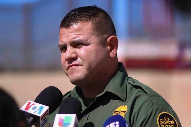Fidel Baca, US Border Patrol Agent, speaks with journalists in El Paso, Texas, USA, 09 May 2023. Several hundred migrants who had illegally crossed the border between Mexico and the United States in recent days voluntarily turned themselves in to the El Paso Border Patrol on Tuesday after a tense day of intimidation by authorities and in the hope of receiving fair treatment. The migrants, mostly Venezuelans, wait their turn in a long line glued to the Border Patrol wall that stands next to the Paso del Norte bridge that connects the two countries. Fear and hope of fair treatment push migrants to turn themselves in El Paso !ACHTUNG: NUR REDAKTIONELLE NUTZUNG!  Copyright: xJonathanxFernandezx AME8344 20230510-e51b705c4bfdecae5ac55c753fb3cd50532510f3