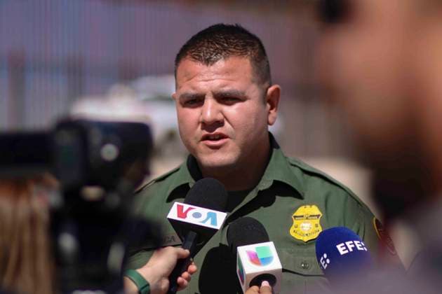 Fidel Baca, US Border Patrol Agent, speaks with journalists in El Paso, Texas, USA, 09 May 2023. Several hundred migrants who had illegally crossed the border between Mexico and the United States in recent days voluntarily turned themselves in to the El Paso Border Patrol on Tuesday after a tense day of intimidation by authorities and in the hope of receiving fair treatment. The migrants, mostly Venezuelans, wait their turn in a long line glued to the Border Patrol wall that stands next to the Paso del Norte bridge that connects the two countries. Fear and hope of fair treatment push migrants to turn themselves in El Paso !ACHTUNG: NUR REDAKTIONELLE NUTZUNG!  Copyright: xJonathanxFernandezx AME8346 20230510-5be9111a6cede994f218a8aee982e1cedf0baf9f