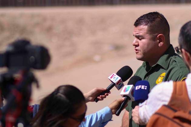 Fidel Baca, US Border Patrol Agent, speaks with journalists in El Paso, Texas, USA, 09 May 2023. Several hundred migrants who had illegally crossed the border between Mexico and the United States in recent days voluntarily turned themselves in to the El Paso Border Patrol on Tuesday after a tense day of intimidation by authorities and in the hope of receiving fair treatment. The migrants, mostly Venezuelans, wait their turn in a long line glued to the Border Patrol wall that stands next to the Paso del Norte bridge that connects the two countries. Fear and hope of fair treatment push migrants to turn themselves in El Paso !ACHTUNG: NUR REDAKTIONELLE NUTZUNG!  Copyright: xJonathanxFernandezx AME8345 20230510-c3b182809290ab5cf7f0d1902c05fcca31614d80