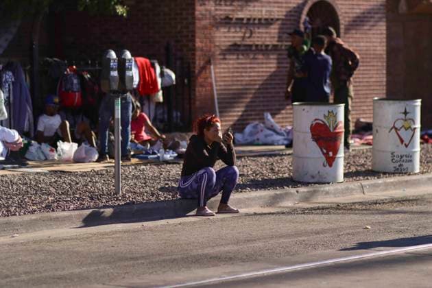 A migrant rests on a sidewalk in El Paso, Texas, USA, 09 May 2023. Several hundred migrants who had illegally crossed the border between Mexico and the United States in recent days voluntarily turned themselves in to the El Paso Border Patrol on Tuesday after a tense day of intimidation by authorities and in the hope of receiving fair treatment. The migrants, mostly Venezuelans, wait their turn in a long line glued to the Border Patrol wall that stands next to the Paso del Norte bridge that connects the two countries. Fear and hope of fair treatment push migrants to turn themselves in El Paso !ACHTUNG: NUR REDAKTIONELLE NUTZUNG!  Copyright: xJonathanxFernandezx AME8339 20230510-79fcebd0bd71e18f4eb9059f985d610aefcf6439