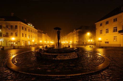 RECORD DATE NOT STATED Kissing Students fountain at town hall square in Tartu, Estonia on a foggy night *** kuessend Schüler Fontäne im Städtchens Halle Quadrat ÊIn Tartu, Estland am einer neblig Nacht 4507731