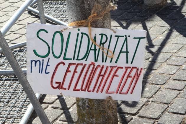 Blick am Montag (08.05.2023) in der Hansestadt Demmin (Landkreis Mecklenburgische Seenplatte) am Rande einer Demonstration zum Tag der Befreiung auf ein Plakat mit der Aufschrift Solidarität mit Geflüchteten. Am Mittwoch (10.05.2023) treffen sich die Regierungschefs der Länder in Berlin, um mit Bundeskanzler Olaf Scholz über das weitere Vorgehen in der Flüchtlingspolitik zu beraten. Dabei wird es sicher um mehr gehen als nur um die Solidarität mit Asylsuchenden. Denn nach gegenwärtigem Stand liegen die Meinungen in der Asylpolitik zwischen dem Bund und den Ländern weit auseinander. *** View on Monday 08 05 2023 in the Hanseatic town of Demmin County Mecklenburg Lake District on the sidelines of a demonstration on Liberation Day on