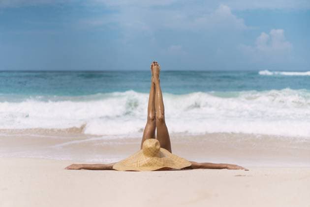 Young woman in a big straw hat on the ocean. Maldive Village, Anse Etoile, Seychelles CR_YUKI230216CF-1129425-01 ,model released, Symbolfoto