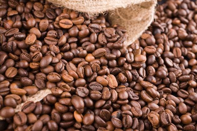 coffee beans poured out of a sack down Copyright: xMykhayloxLyapinx xDesignxPicsx , 30922529 Copyright: DarrenxBakerx xDesignxPics 30922529
