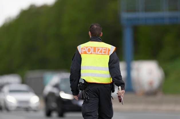Bild: Polizist zieht Fahrzeuge zum kontrollieren aus dem Verkehr Würzburg, A3, Parkplatz Sandgraben Süd, 10.05.2023, Blaulicht, Polizei, Schwerverkehrskontrolle, Im Rahmen des Verkehrssicherheitsprogramms *** Image Police officer pulls vehicles out of traffic to control Würzburg, A3, parking lot Sandgraben South, 10 05 2023, blue light, police, heavy traffic control, As part of the traffic safety program. Copyright: HMBxMedia xHeikoxBecker