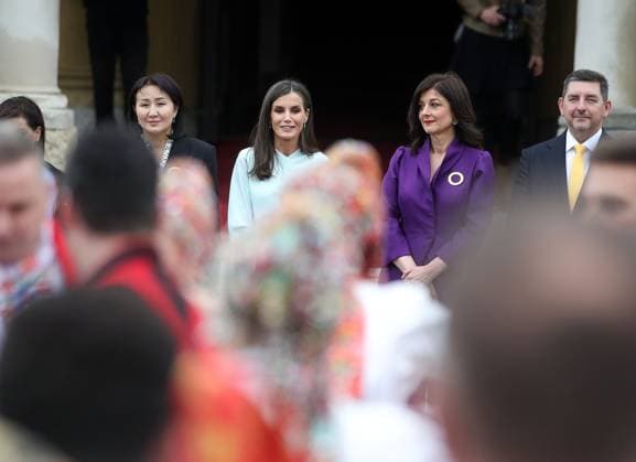 Kroatien, First Lady Sanja Music Milanovic und Königin Letizia von Spanien in Zagreb First Lady of Croatia Sanja Music Milanovic and Queen of Spain Her Majesty Letizia watching the performance of folklore groups in front of the building of the Croatian National Theater First Lady of Croatia Sanja Music Milanovic and Queen of Spain Her Majesty Letizia watching the performance of folklore groups in front of the building of the Croatian National Theater. A cultural program was held in front of the Croatian National Theater for the participants of the Summit of Spouses of European Leaders who discussed the prevention of childhood obesity in Europe, in Zagreb, Croatia, on May 10, 2023. SLAVKOxMIDZORxxxPIXSELL.HR