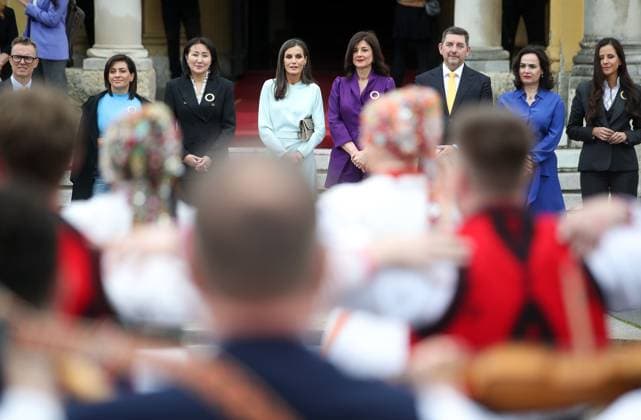 Kroatien, First Lady Sanja Music Milanovic und Königin Letizia von Spanien in Zagreb First Lady of Croatia Sanja Music Milanovic and Queen of Spain Her Majesty Letizia watching the performance of folklore groups in front of the building of the Croatian National Theater First Lady of Croatia Sanja Music Milanovic and Queen of Spain Her Majesty Letizia watching the performance of folklore groups in front of the building of the Croatian National Theater. A cultural program was held in front of the Croatian National Theater for the participants of the Summit of Spouses of European Leaders who discussed the prevention of childhood obesity in Europe, in Zagreb, Croatia, on May 10, 2023. SLAVKOxMIDZORxxxPIXSELL.HR