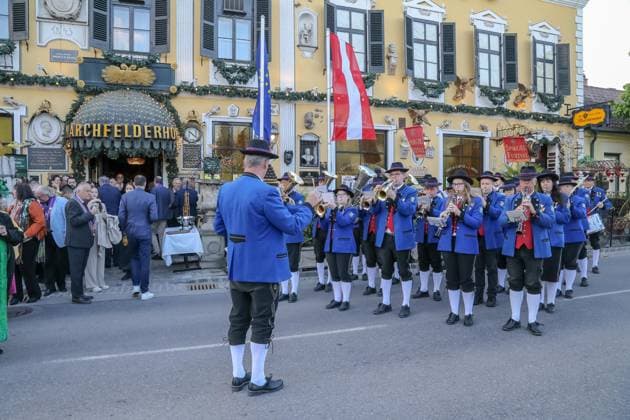 09 05 2023, Marchfelderhof Deutsch Wagram, award of the GOLDEN SPARGELS, to the 4 Hauben cook HUBERT WALLNER in the picture mood u overview, Marchfelderhof welcome parade, with music band, award of the GOLDEN SPARGELS