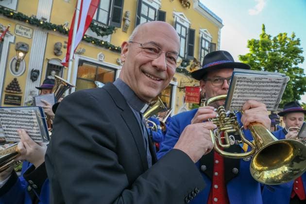 09 05 2023, Marchfelderhof Deutsch Wagram, award of the GOLDEN SPARGELS, to the 4 Hauben cook HUBERT WALLNER in the picture Dompfarrer Toni Faber, with music band, award of the GOLDEN SPARGELS