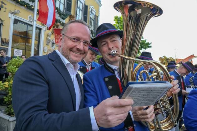 09 05 2023, Marchfelderhof Deutsch Wagram, award of the GOLDEN SPARGELS, to the 4 Hauben cook HUBERT WALLNER in the picture Hubert Wallner, with music band, award of the GOLDEN SPARGELS