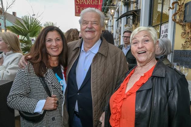 09 05 2023, Marchfelderhof Deutsch Wagram, award of the GOLDEN SPARGELS, to the 4 Hauben cook HUBERT WALLNER in the picture Shlomit Butbul, Gerhard Ernst, Jazz Gitti, award of the GOLDEN SPARGELS