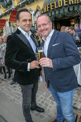 09 05 2023, Marchfelderhof Deutsch Wagram, award of the GOLDEN SPARGELS, to the 4 Hauben cook HUBERT WALLNER in the picture Robert Glock, Hubert Wallner, award of the GOLDEN SPARGELS